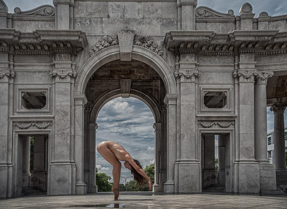 <p>Glenda García, Solista del Ballet Nacional de Cuba, en el Monumento a José Miguel Gómez en el Vedado, una barriada de la capital cubana. (Foto cortesía de Gabriel Dávalos) </p>