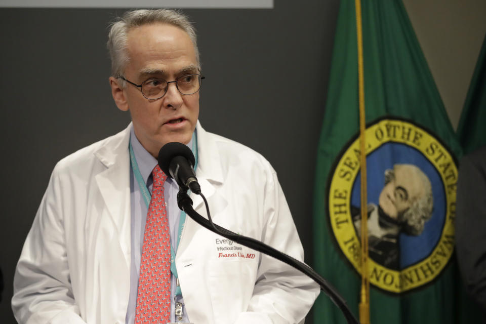 El doctor Frank Riedo, director médico del Control de Infecciones del Hospital EvergreenHealth, ofrece una conferencia de prensa en la sede del Departamento de Salud Pública de Seattle y el condado King, el sábado 29 de febrero de 2020, en Seattle. (AP Foto/Elaine Thompson)