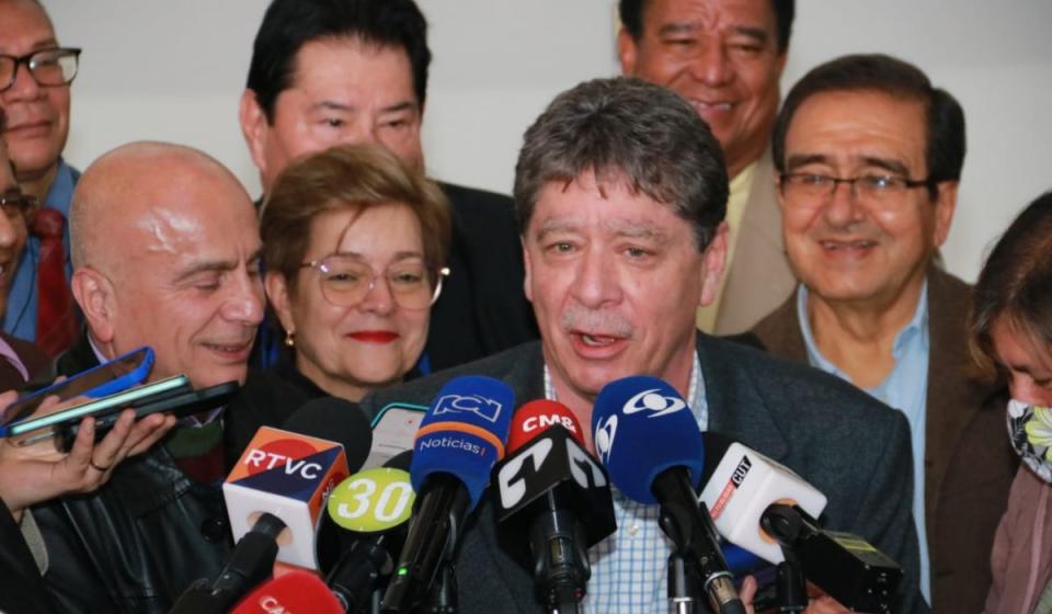 El presidente de la ANDI, Bruce Mac Master, en rueda de prensa conjunta con el Gobierno y los sindicatos, tras una reunión para definir el salario mínimo 2023 en Colombia. Foto: MinTrabajo.