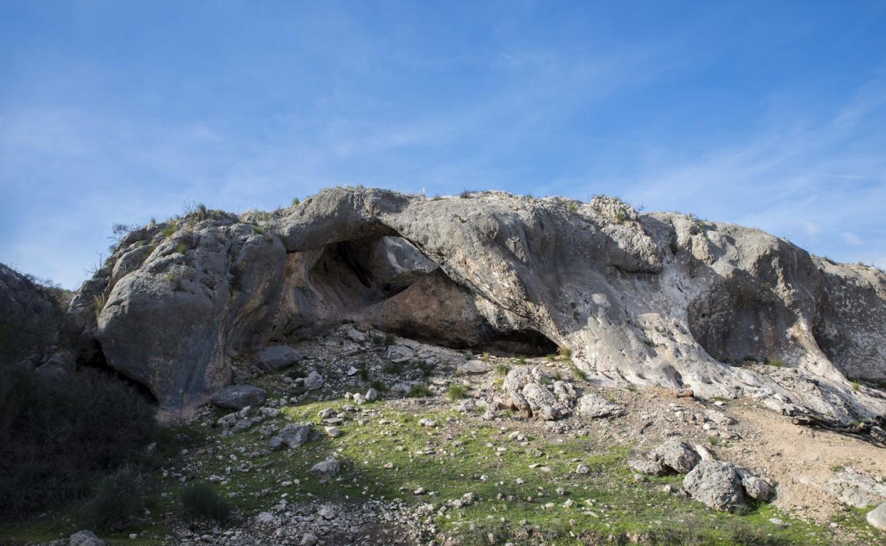 La Cueva del Arco, situada en el paraje de Los Almadenes en la localidad de Cieza (Murcia), se ha convertido en sitio de referencia para el estudio del mundo neandertal del sureste peninsular. <a href="https://es.wikipedia.org/wiki/Cueva_del_Arco#/media/Archivo:CuevaDelArcoFrontal.jpg" rel="nofollow noopener" target="_blank" data-ylk="slk:Fran Ramírez/Wikimedia Commons;elm:context_link;itc:0;sec:content-canvas" class="link ">Fran Ramírez/Wikimedia Commons</a>, <a href="http://creativecommons.org/licenses/by/4.0/" rel="nofollow noopener" target="_blank" data-ylk="slk:CC BY;elm:context_link;itc:0;sec:content-canvas" class="link ">CC BY</a>