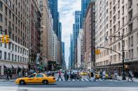 <p>En su informe, el banco suizo UBS da una puntuación de 0,68 a Nueva York en su Índice de Riesgo Burbuja y califica el precio de la vivienda en la ciudad estadounidense como ligeramente sobrevalorado. De hecho, ya alcanzó cifras máximas y en el último año ha caído un 2% debido al aumento del coste de las hipotecas y la eliminación de exenciones fiscales a la compra. (Foto: <a rel="nofollow noopener" href="http://pixabay.com/es/arquitectura-ciudad-de-nueva-york-1853552/" target="_blank" data-ylk="slk:Pixabay;elm:context_link;itc:0;sec:content-canvas" class="link ">Pixabay</a> / Pexels). </p>