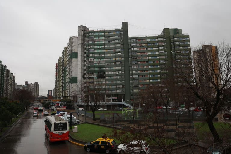 En el departamento permanecían dos de los hermanos de las víctimas, de 6 y 7 años, junto a su abuela; los padres se encontraban trabajando