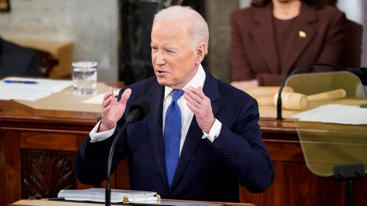 Biden condemns Putin's attack on Ukraine at State of the Union