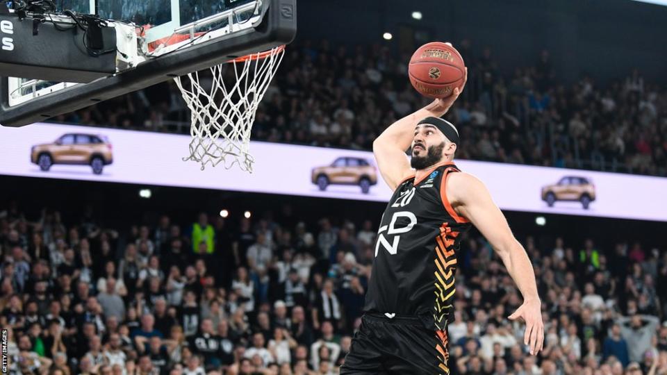 Josh Sharma slam dunks for London Lions