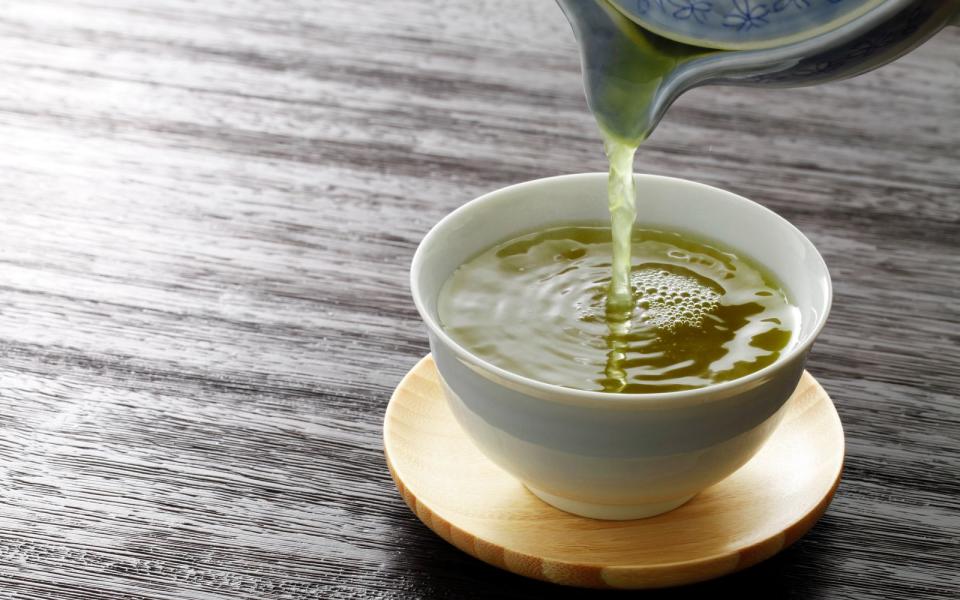 Besonders in der Modebranche schwören viele auf grünen Tee. Der Grund: Die Antioxidantien im Tee reinigen den Körper von Giftstoffen. Gerade Matcha-Tee soll die Haut besonders gut im Kampf gegen Falten unterstützen. (Bild: iStock / kazoka30)