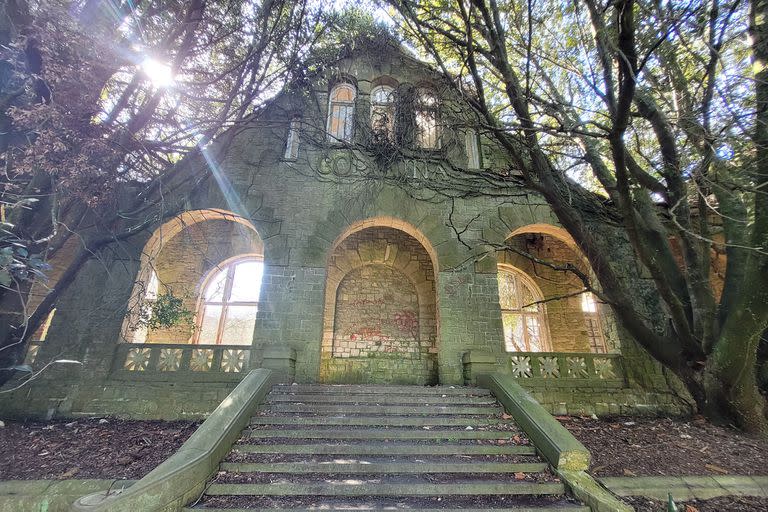 El frente de la enorme construcción de piedra sigue en pie, pero del imponente chalet estilo Mar del Plata con reminiscencias tudor no ha quedado nada más que destrucción y abandono