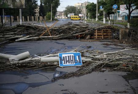 Barricades are seen in the eastern Ukrainian town of Slaviansk June 10, 2014. REUTERS/Gleb Garanich