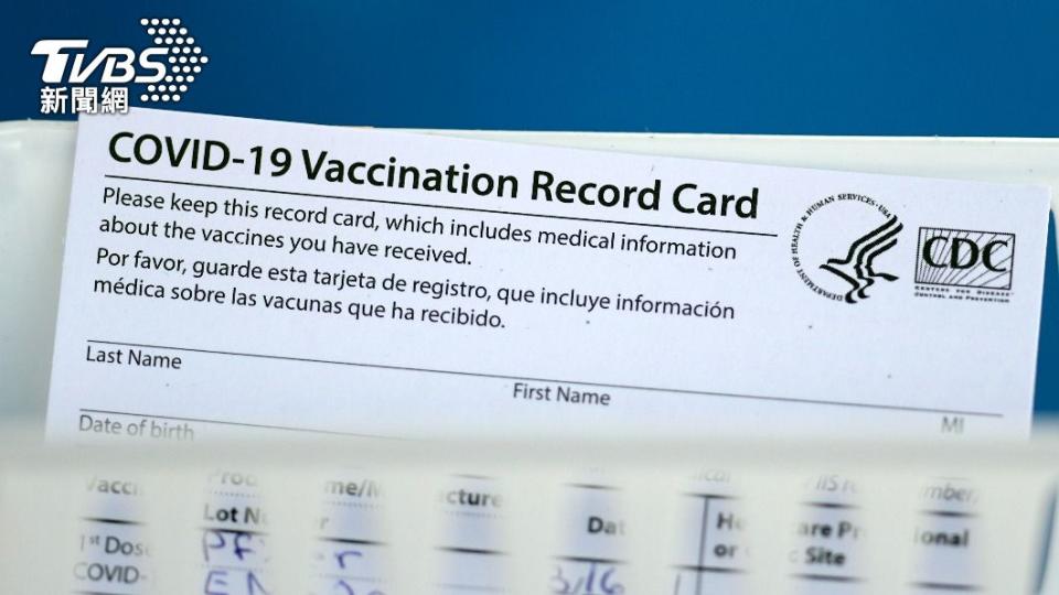 拜登要求國內企業強制員工必須出示疫苗接種證明才能返回職場。（圖／達志影像美聯社）