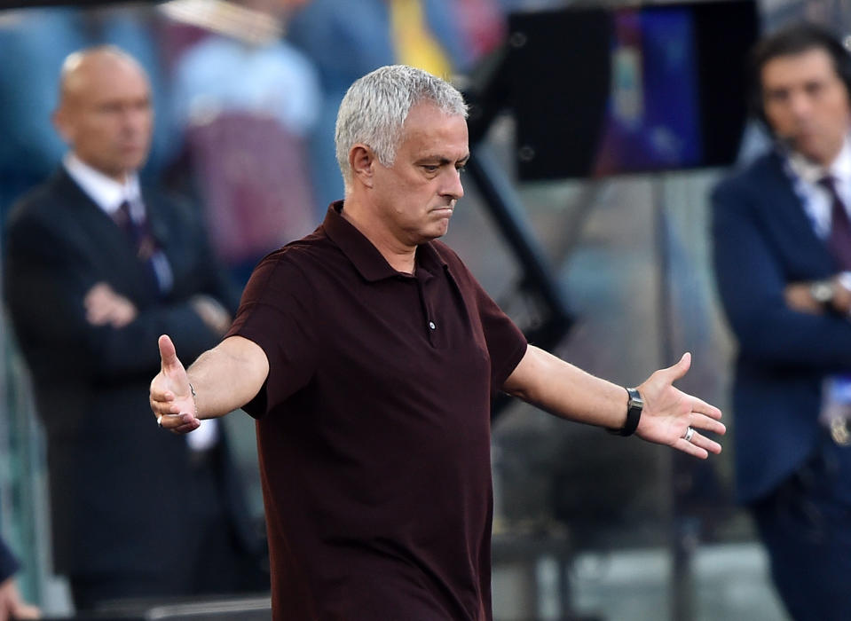 Mourinho foi expulso e viu seu time sair derrotado do confronto contra a Atalanta. Foto: Giuseppe Bellini/Getty Images