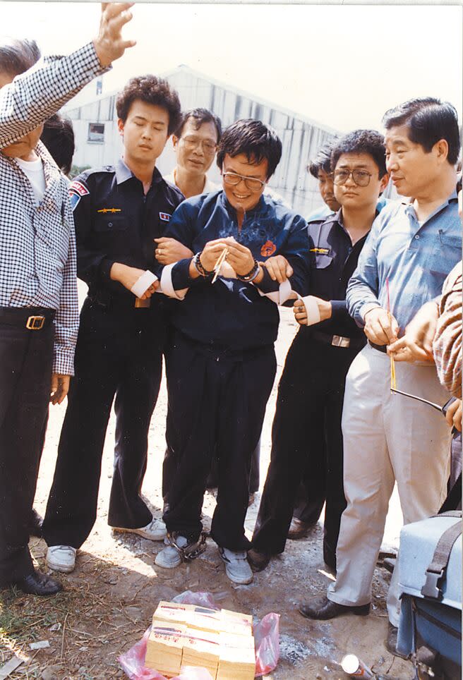 1990年的井口真理子命案，凶手劉學強（中）帶檢警挖掘屍骨時痛哭流涕。（本報資料照片）