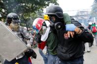 Un manifestante herido es ayudado por otros durante una manifestación en contra del Gobierno del presidente venezolano Nicolás Maduro en Caracas, Venezuela, 22 de julio de 2017. REUTERS/Andres Martinez Casares