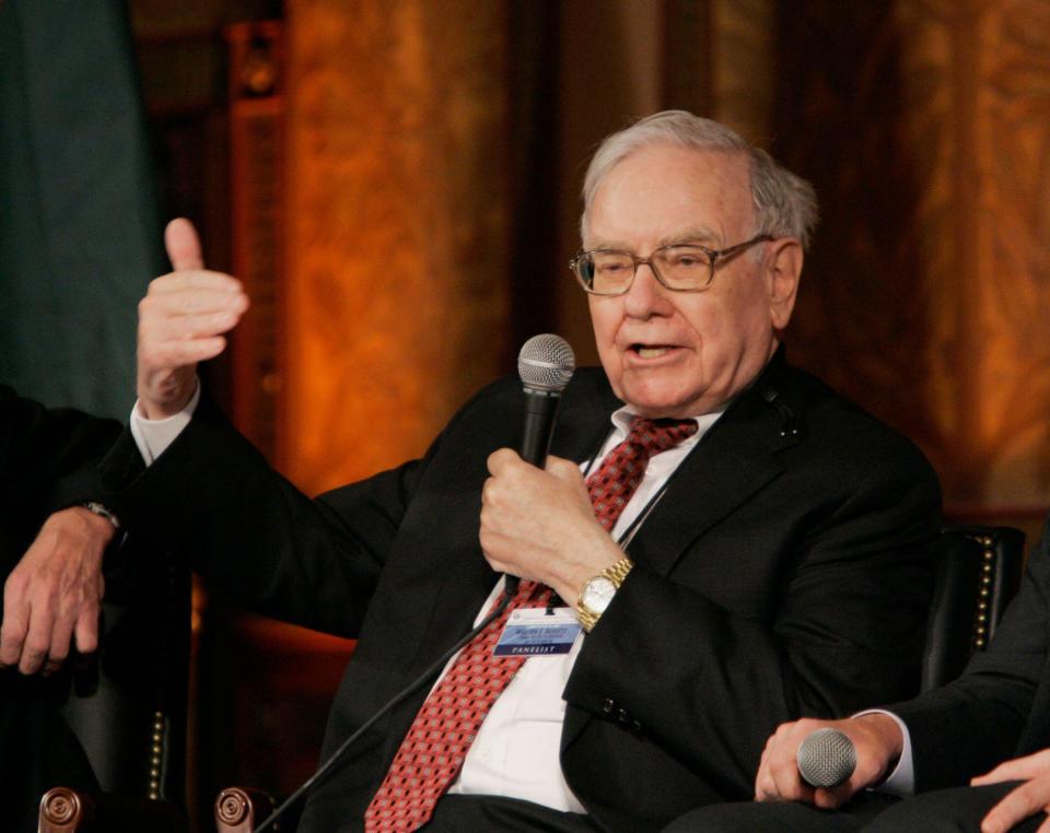 Berkshire Hathaway ** ARCHIV ** Der amerikabische Investor Warren Buffett nimmt am 13. Maerz 2007 an einer Veranstaltung der Georgetown University in Washington teil. Finanzinvestor und Multimilliardaer Warren Buffett ist nach einem Bericht der 