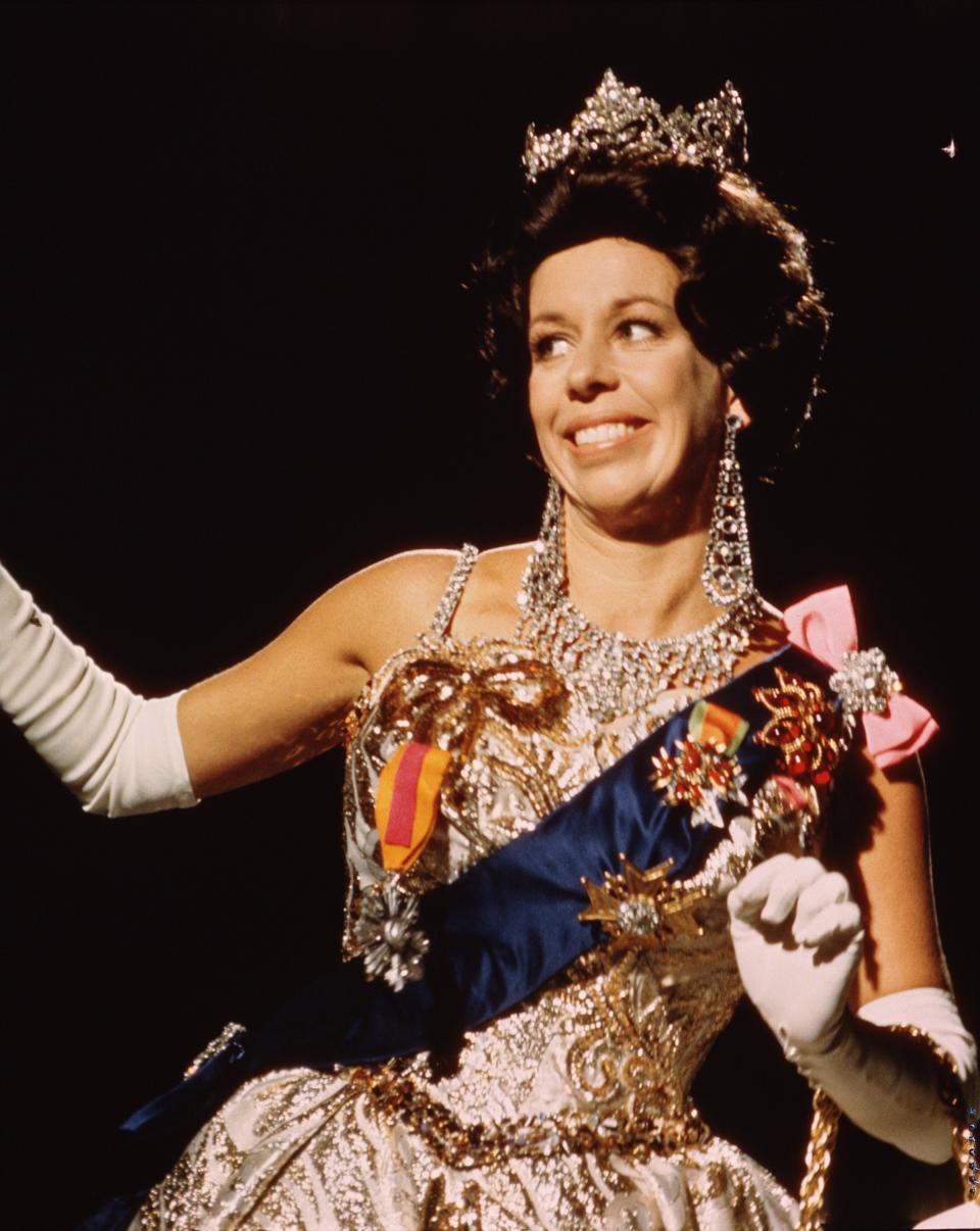 carol-burnett-queen-elizabeth.