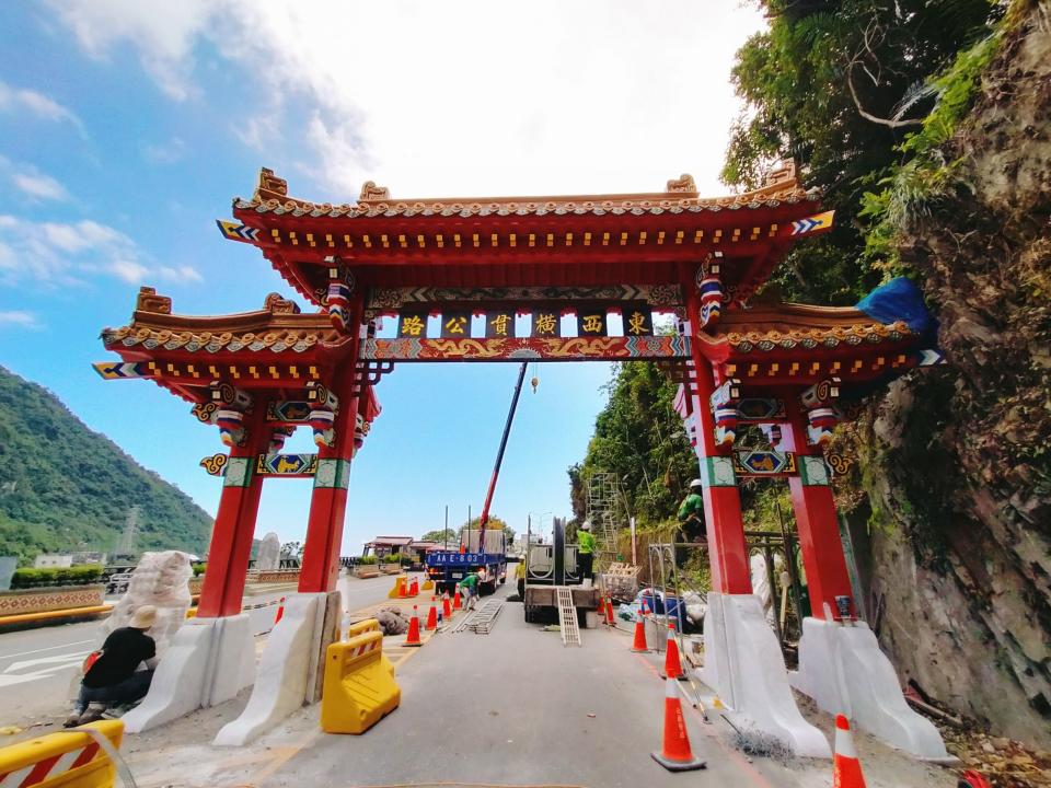 「東西橫貫公路牌樓」因部分脫落褪色，太管處施工整修，在雙十連假前完工。（圖／太魯閣國家公園管理處提供）
