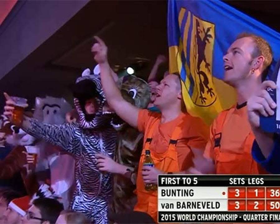 Wieder einmal haben sich viele Fans aus den Niederlanden im Ally Pally eingefunden. Ihr Favorit ist natürlich Landsmann "Barney"