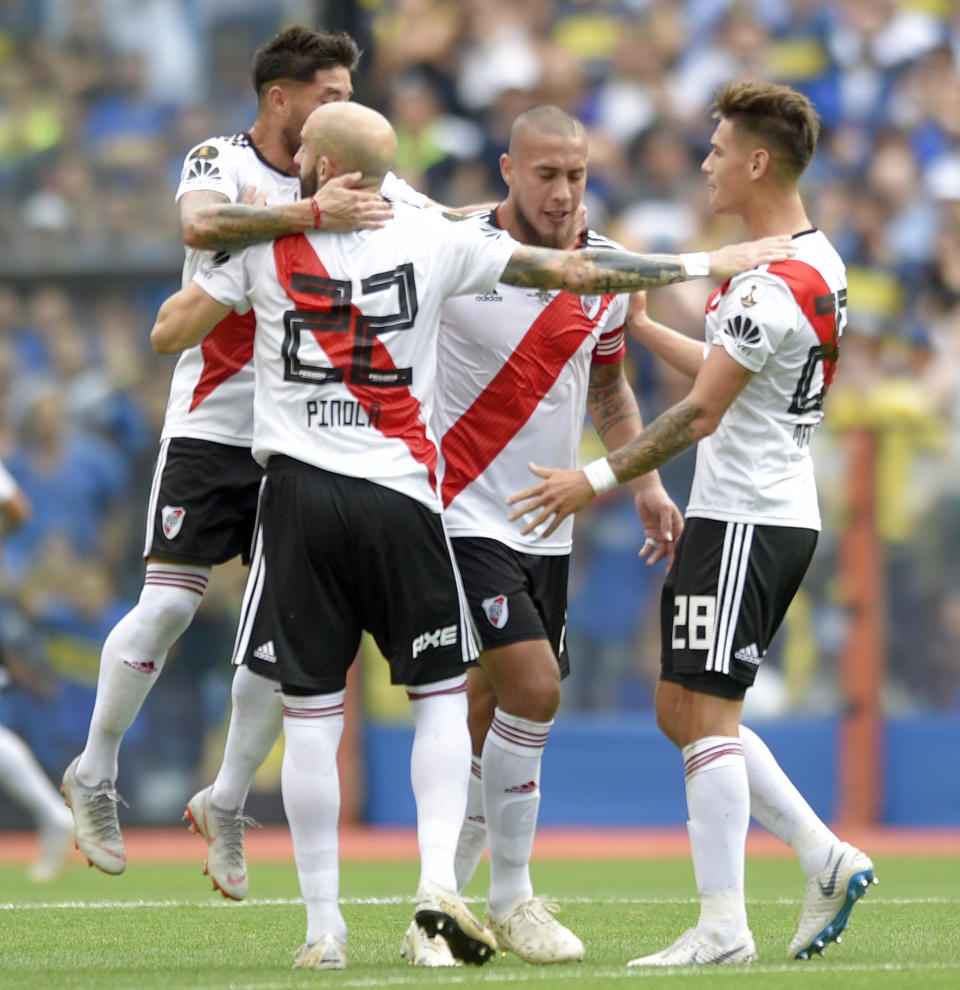 Lucas Pratto (izquierda), de River Plate, festeja con sus compañeros Javier Pinola (22), Lucas martínez Quarta (28) y Jonatan Maidana, luego de anotar ante Boca Juniors en la ida de la final, de la Copa Libertadores, el domingo 11 de noviembre de 2018 (AP Foto/Gustavo Garello)