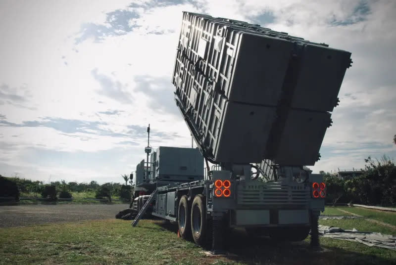 ▲應對共軍環台軍演，海軍海鋒大隊雄二機動飛彈車快速機動，由陸戰隊戒護下進入戰術位置。（圖／國防部提供）