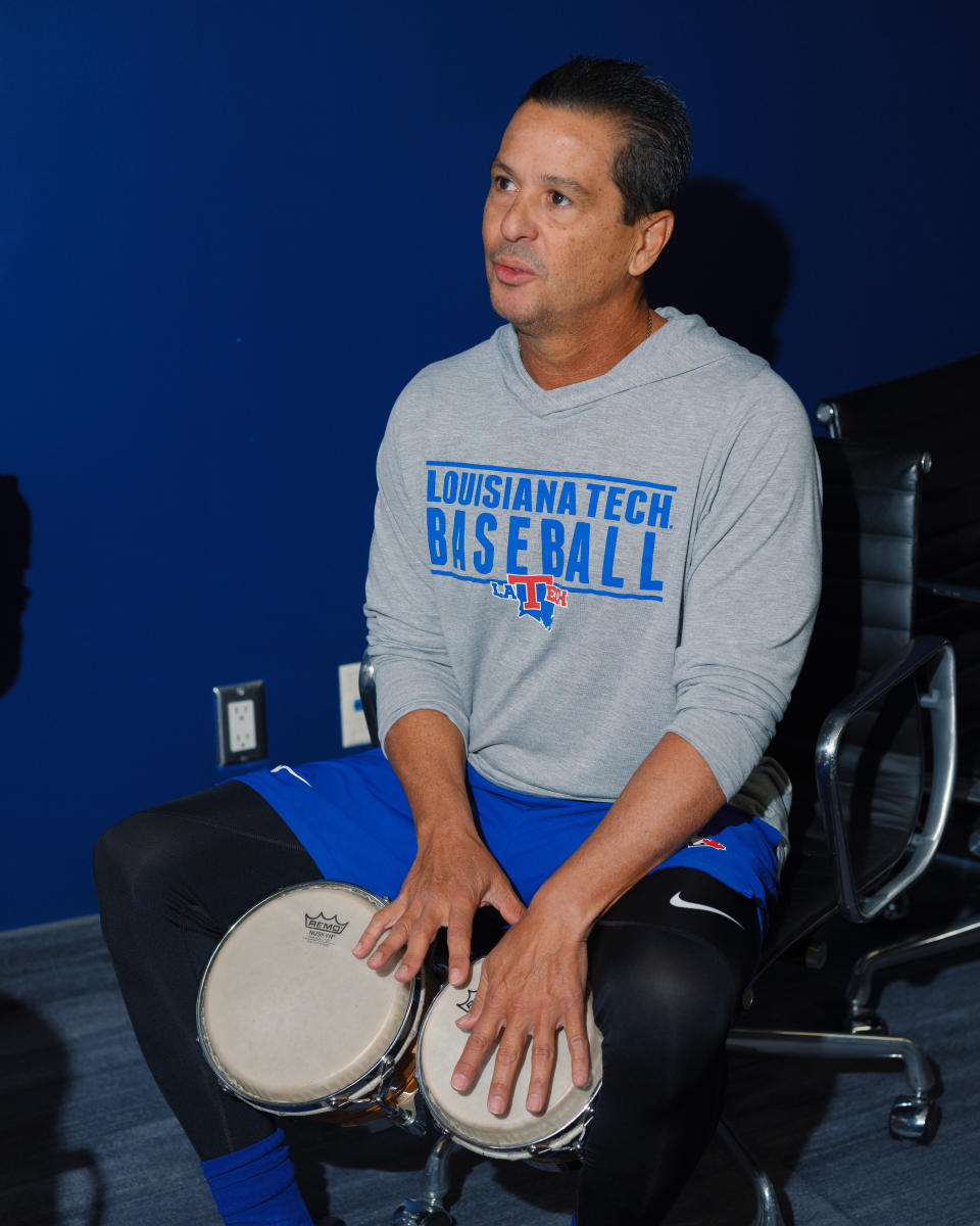 Charlie Montoyo guarda una gran colección de instrumentos de percusión latina en su oficina en el Rogers Centre de Toronto. (Brendan Ko/The New York Times)