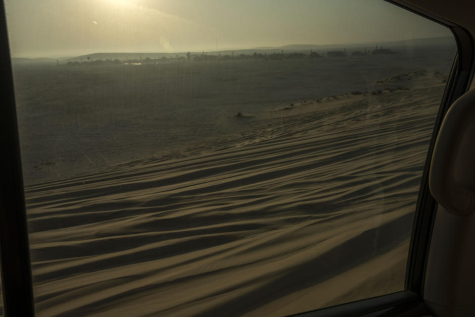 La dunas de arena en Mesaieed en Qatar, el jueves 20 de octubre de 2022. (AP Foto/Nariman El-Mofty)