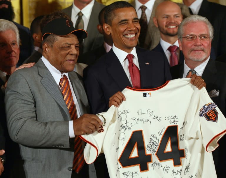 El beisbolista Willie Mays (I) posa con el entonces presidente de EEUU Barack Obama (C) y el gerente general de los Gigantes de San Francisco Brian Sabean, en un acto con los campeones de la Sere Mundial en la Casa Blanca el 25 de julio de 2011 (WIN MCNAMEE)