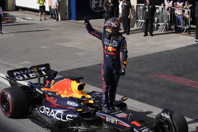 El piloto holandés de Red Bull Max Verstappen celebra terminar primero en el Gran Premio de Brasil de Fórmula Uno en la pista de Interlagos en Sao Paulo, Brasil