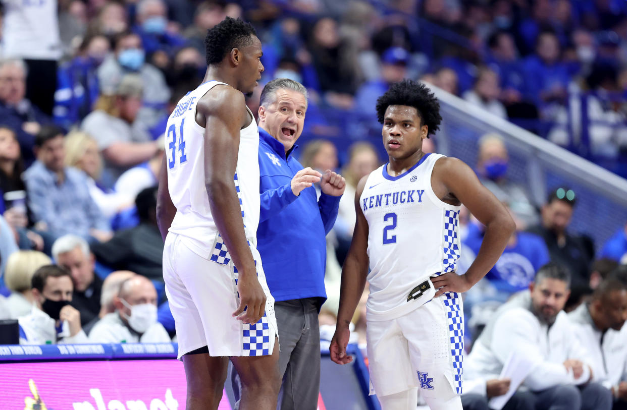 LEXINGTON, KENTUCKY - NOVEMBER 22:   John Calipari the head coach  of the Kentucky Wildcats gives instructions to Oscar Tshiebwe #4 and Sahvir Wheeler #2 during the game against the Albany Great Danes at Rupp Arena on November 22, 2021 in Lexington, Kentucky. (Photo by Andy Lyons/Getty Images)