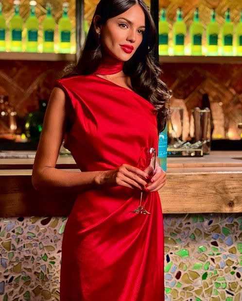 Eiza González luce elegante vestido rojo
