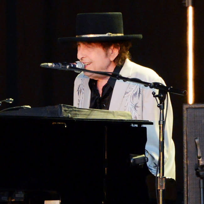 Bob Dylan rinde homenaje a su amigo de toda la vida Robbie Robertson credit:Bang Showbiz