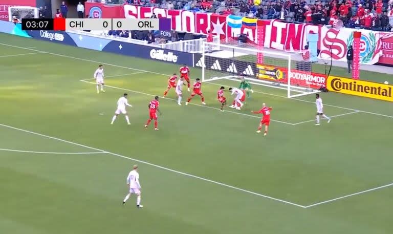 El uruguayo Facundo Torres está a punto de caer al suelo y desde allí conseguirá su extraño gol en el partido entre Chicago Fire y Orlando City, por la Major League Soccer.