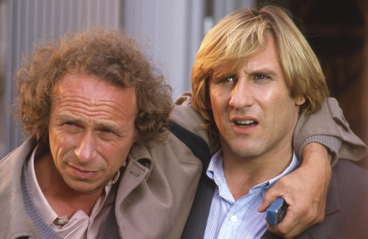 Gérard Depardieu et Pierre Richard lors du tournage du film 'Les Compères' en novembre 1983 à Paris (Photo by Bertrand LAFORET/Gamma-Rapho via Getty Images)