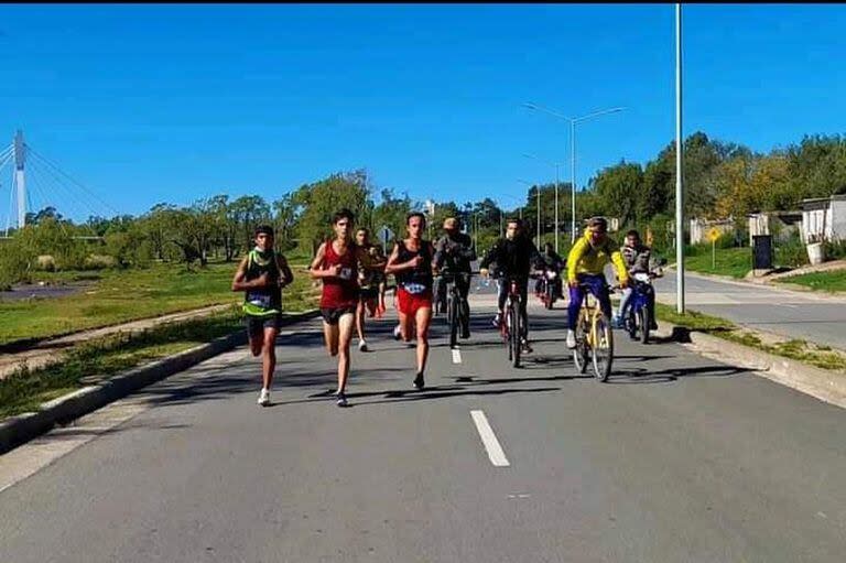 Camarato y Brian Burgos, en carrera