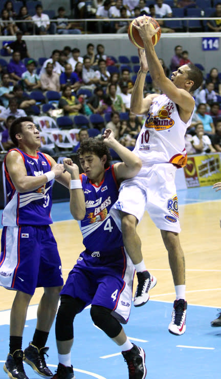 Gabe Norwood shoots against Yousef Taha and JR Sena. (PBA Images)