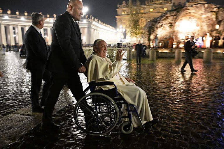 El Papa recorrió la Plaza San Pedro en silla de ruedas