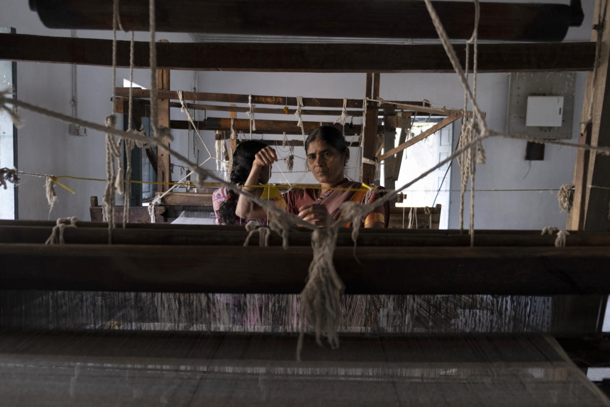 Un habitante fabrica vendas en un telar en el Hogar de Rehabilitación Sivananda en Hyderabad, en la India, el 14 de diciembre de 2021. (Saumya Khandelwal/The New York Times)
