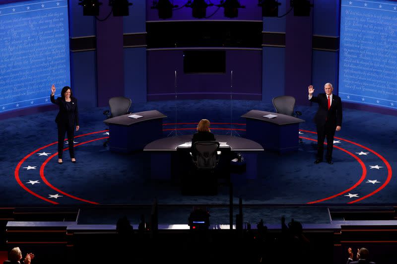 El vicepresidente de los Estados Unidos Mike Pence y la candidata demócrata a la vicepresidencia y senadora de los Estados Unidos Kamala Harris saludan al comienzo del debate vicepresidencial de 2020 en el campus de la Universidad de Utah en Salt Lake City, Utah, Estados Unidos, el 7 de octubre de 2020