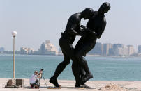 Cette scène malheureusement culte de la finale de la Coupe du Monde 2006 entre Zinédine Zidane et Marco Materazzi a été sculptée par le plasticien algérien Adel Abdessemed. Cette statue, de 5,4 mètres de haut et de 3 tonnes, nommée "Coup de tête" a été exposée sur le parvis du Centre Pompidou à Paris, en Toscane, à Doha ou encore à Avignon. Une œuvre d'art qui n'a pas plu à Zidane, qui avait envoyé un courrier au sculpteur lui demandant d'arrêter cette <em>"exploitation"</em> de son image faite <em>"en violation de (ses) droits. Inutile de vous dire à quel point il est blessant et insupportable de voir ce moment particulièrement douloureux de ma vie devenir un objet d'attraction touristique et un sujet de photo souvenir d'un moment que nous souhaiterions tous oublier, même si je l'assume"</em>.