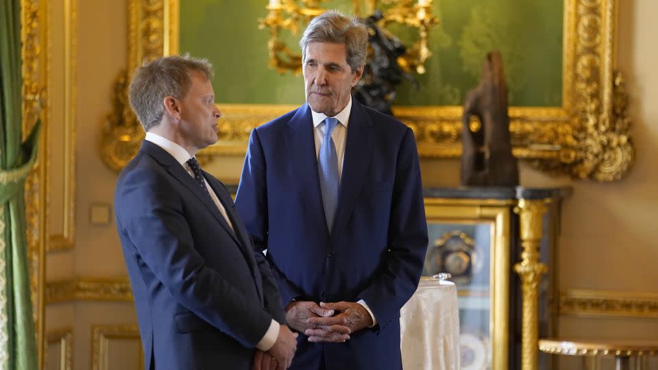 UK Secretary of State for Energy Security Grant Shapps, left, and US Special Presidential Envoy for Climate John Kerry chat in the castle's Green Drawing Room. - Andrew Matthews/Getty Images