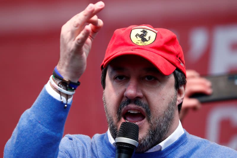 Matteo Salvini hace un gesto mientras habla durante un mitin previo a las elecciones regionales en Emilia-Romaña, en Maranello, Italia, el 18 de enero de 2020