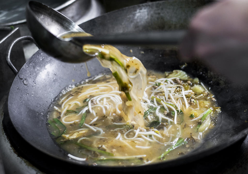 深水埗美食︱無味精麻辣米線 自己磨辣椒粉 必叫生炸豬扒+爽辣墨魚頭 