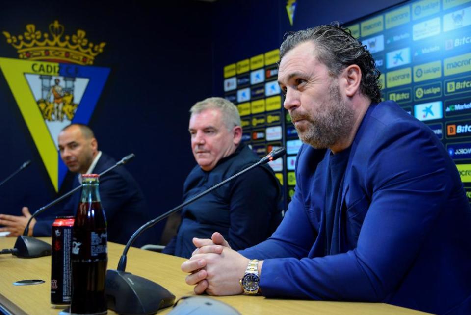 Sergio Fernández is unveiled, accompanied by president, Manuel Vizcaíno (centre), and sporting director, Jorge Cordero (left).