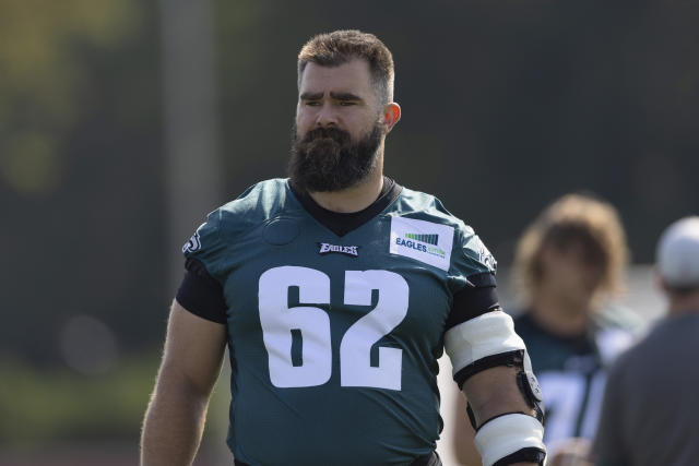 Jason Kelce arrived for Eagles vs. Titans dressed as Doug Whitmore