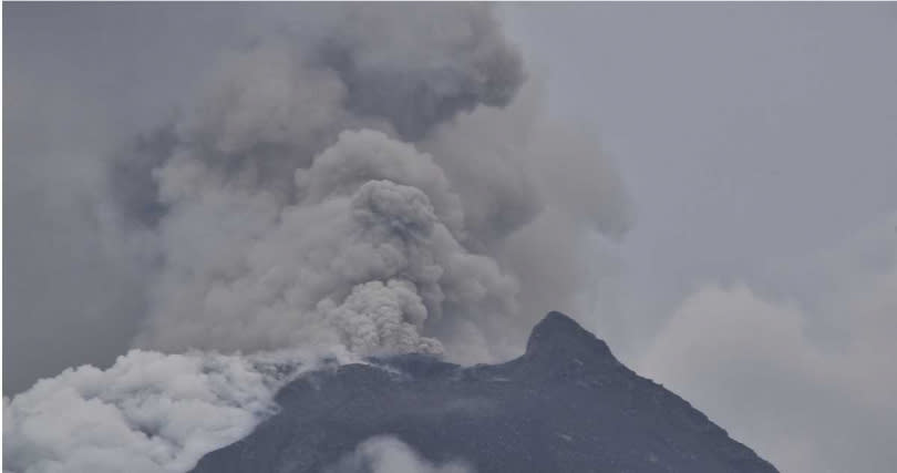 印尼「勒沃托比拉基拉基火山」爆發，當局緊急撤離6500人。（圖／達志／美聯社）