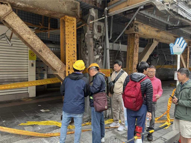 土城一處建物地震後結構裸露，鋼筋扭曲變形，可能為結構缺陷之問題。（圖／報系資料庫）