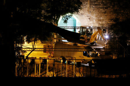 Israeli security forces stand next to heavy machinery as metal detectors that were recently installed are seen at an entrance to the compound known to Muslims as Noble Sanctuary and to Jews as Temple Mount in Jerusalem's Old City July 25, 2017 REUTERS/Ammar Awad