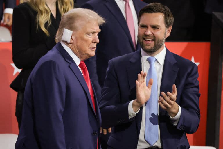 Donald Trump y el candidato a vicepresidente republicano, el senador J.D. Vance,  en la Convención Nacional Republicana en Milwaukee, Wisconsin. (SCOTT OLSON / GETTY IMAGES NORTH AMERICA / Getty Images via AFP)