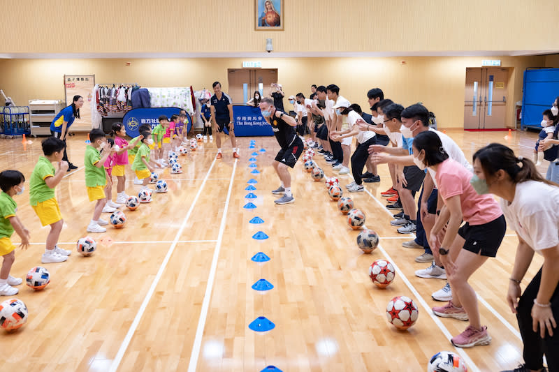 東華三院香港華都獅子會幼稚園K2及K3學生參加了「賽馬會學界足球發展計劃」足球親子活動，與家長一同體驗踢波樂趣。