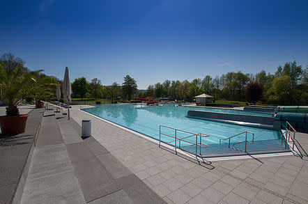 <p>Der Gewinner des Rankings und somit das beliebteste Freibad Deutschlands ist das Mineralfreibad Oberes Bottwartal in Oberstenfeld bei Heilbronn. Die Besucher schätzen neben dem großen Schwimmer- und Nichtschwimmerbecken vor allem den tollen Kleinkindbereich mit großem Planschbecken und Spielplatz. Für Nervenkitzel sorgen die vielen Rutschen und die große Liegewiese bietet genügend Platz zum Entspannen. (Foto: freibad-oberes-bottwartal.com) </p>