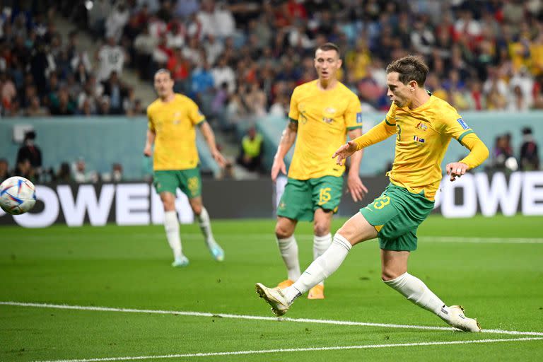 Craig Goodwin de Australia convierte el primer gol frente a Francia