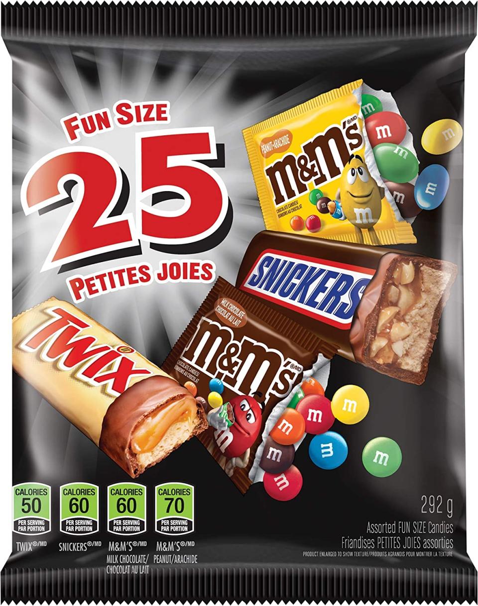 Variety of Snickers, Twix and M&M's, 25 Count Halloween Fun Size. Image via Amazon.