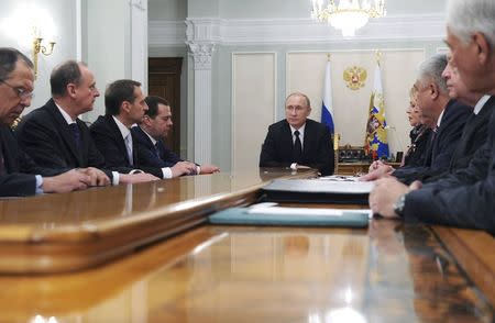 Russian President Vladimir Putin (C) chairs a meeting with members of the Security Council at the Novo-Ogaryovo state residence outside Moscow January 23, 2015. REUTERS/Mikhail Klimentyev/RIA Novosti/Kremlin